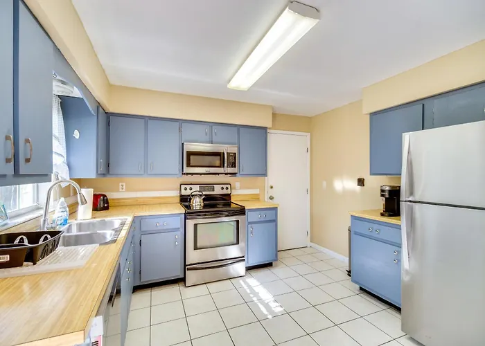 7 Mi To Satellite Beach: Melbourne Home W/ Yard