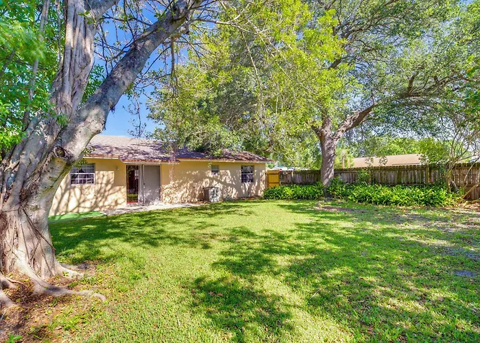 7 Mi To Satellite Beach: Melbourne Home W/ Yard