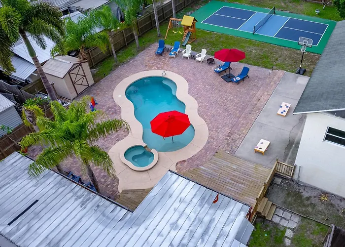 Tropical Oasis- Pickleball, Pool, Hot Tub- 15 Min To Beach