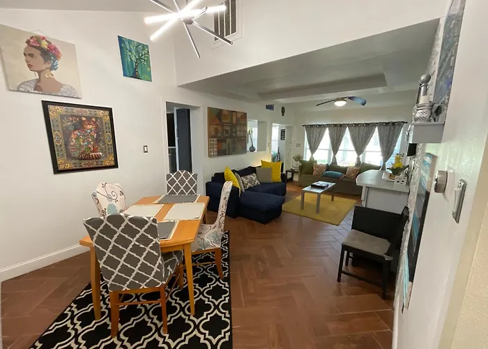 Spacious Ranch 7 Min To Beach/ Airport Pet Friend
