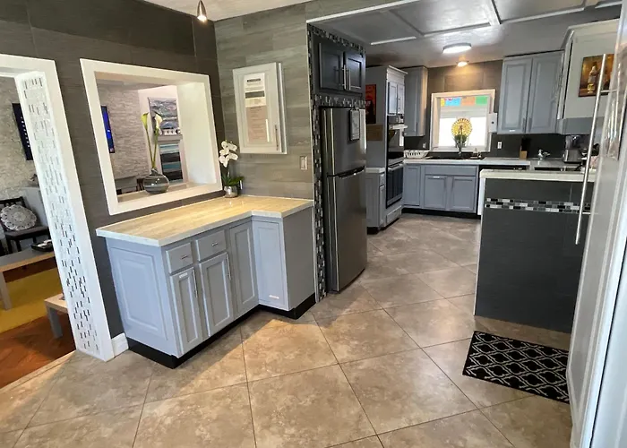 Spacious Ranch 7 Min To Beach/ Airport Pet Friend